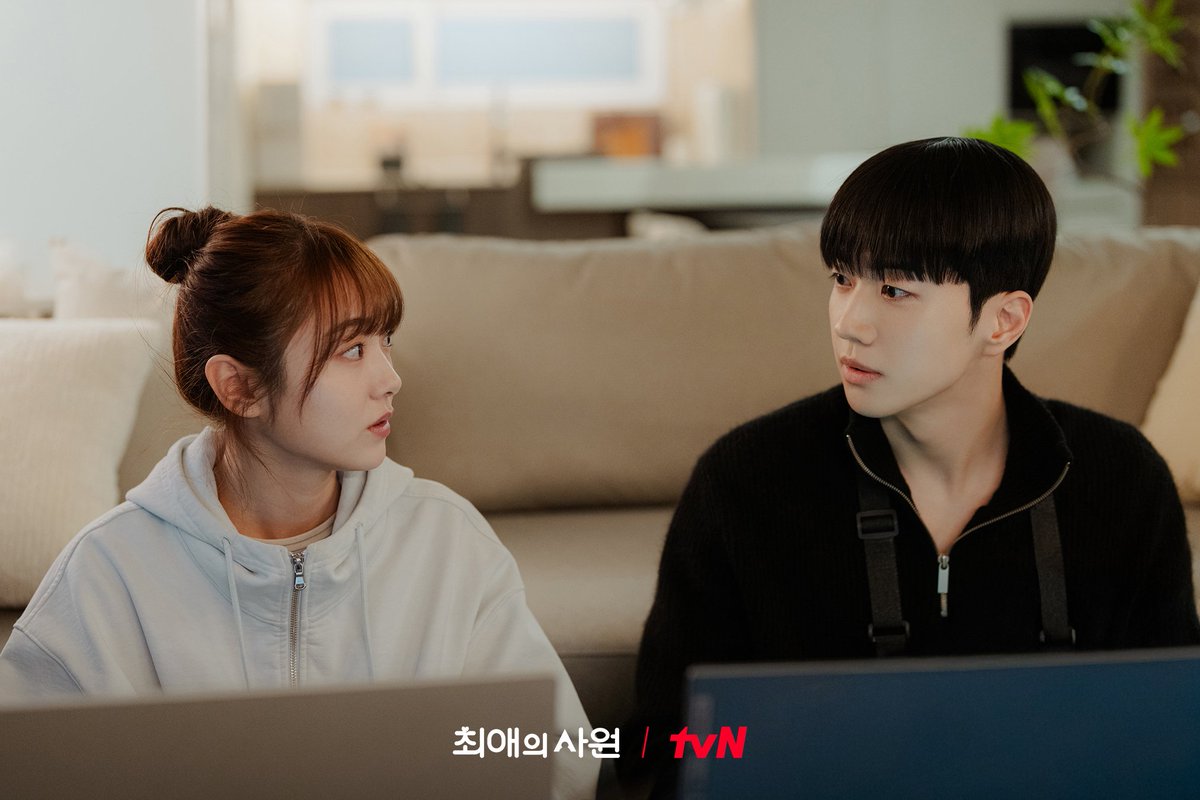 violt428's tweet photo. [최애의사원] 4회-
3회 봤을 때는 이찬파였는데 4회 보니까 강하기파로 바뀔 정도로 캐릭들이 다 매력있음.. 그 사이에 있는 남다름은 일잘러에 햇살이라 좋고ㅠ 어제 패션쇼 연출도 좋았는데 오늘 회차 연출들도 너무 귀엽고 좋았음! 코믹씬들 웃음 코드도 맞아서 엄청 웃으면서 봄ㅋㅋㅋㅋ https://t.co/OxRziq8eSl