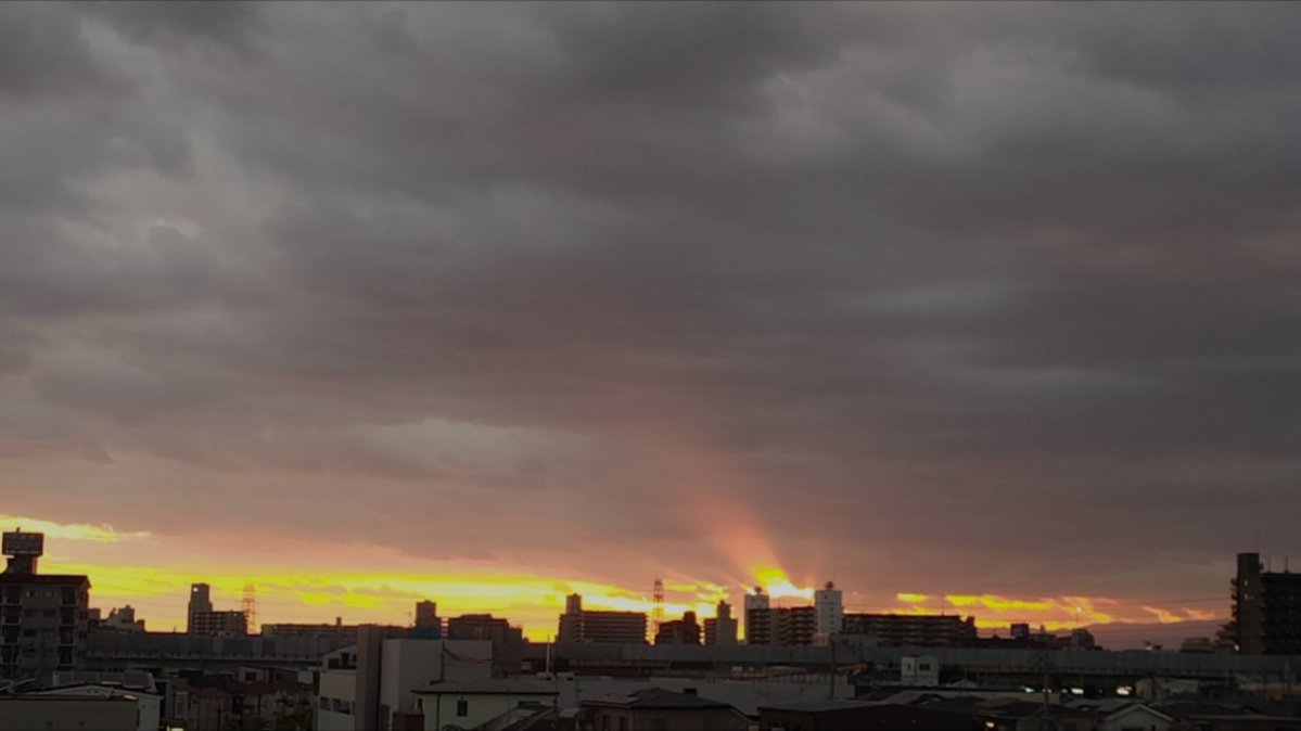 is350f_moto's tweet photo. 今日も一日お疲れ様でした！
今日の大阪は 32.1℃ でした..
明日は台風🌀の影響がありそうですね
お気をつけください！

涼しくしてお過ごしください (-_-)zzz

𝑮𝒐𝒐𝒅 𝒏𝒊𝒈𝒉𝒕
　 ::::　 ☁*゜::::
　/ ￣ \　　/ ￣ \
＿] 田 [＿＿] 田 [＿＿

... https://t.co/44cTRbkj2W