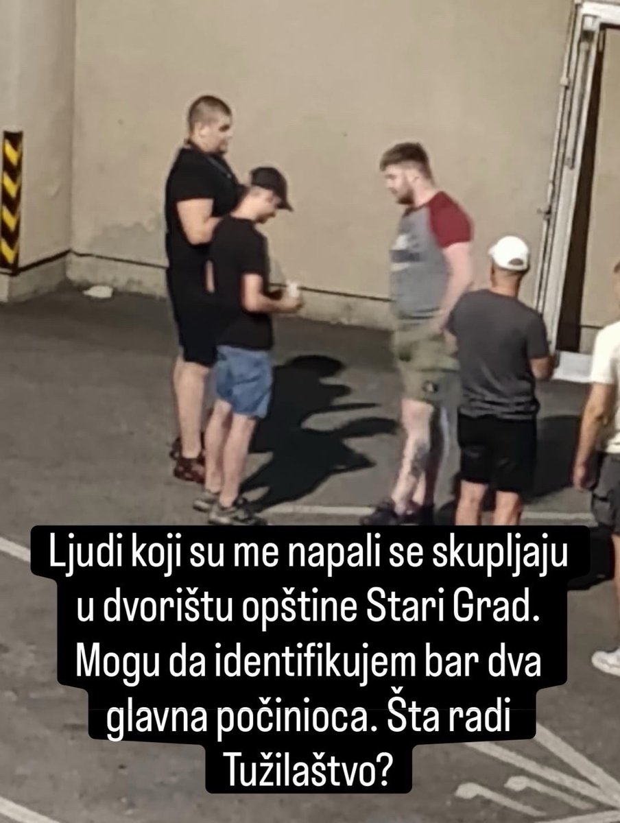 natmilic's tweet photo. ako sam dobro razumela, stevan filipović sam pronalazi svoje napadače koji dolaze u opštinu stari grad po nove zadatke. moraće i sam da ih hapsi izgleda. https://t.co/AsifFT0J04