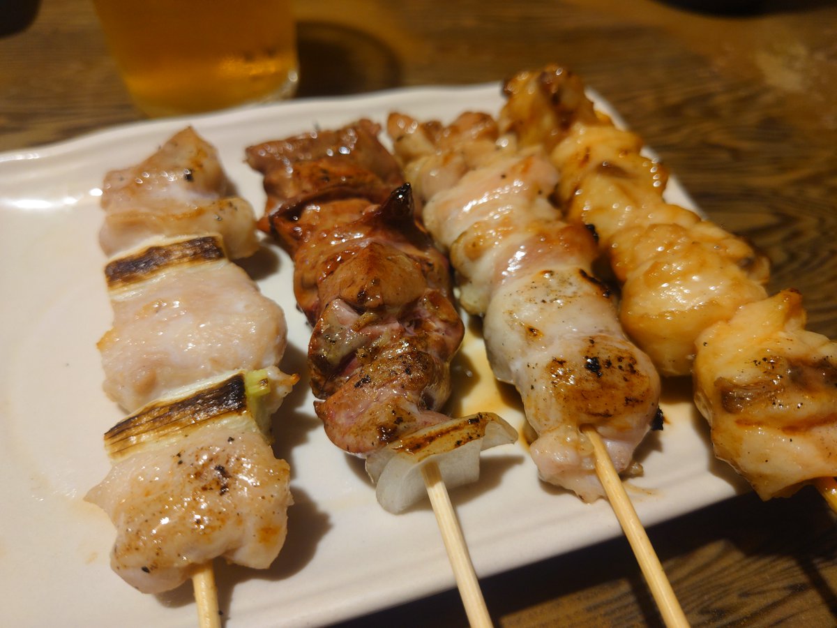 chibusan's tweet photo. 千葉県船橋市、鳥一にて、焼き鳥色々＋お酒。船橋で50年以上続く老舗に行ってきました。渋い雰囲気で最高です。焼き鳥はどれも焼き加減が素晴らしく、お酒がどんどん進みました。もう少しいたかったですが、台風が来ているので早めに撤退。雨風中々すごかったです。 https://t.co/Hq3irnqImS