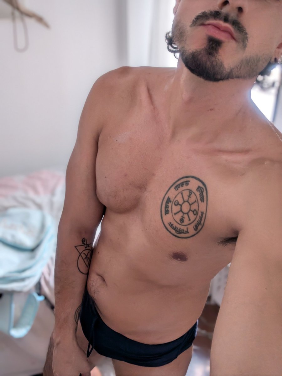Haniel_xPoetry's tweet photo. Mucho hate por este tipo de bañadores... Pero al menos cuando se mojan, no va chorreando 3 horas más tarde.

Igualmente, no tengo ninguna intención de que se vaya a mojar... https://t.co/JmdhkxFR22