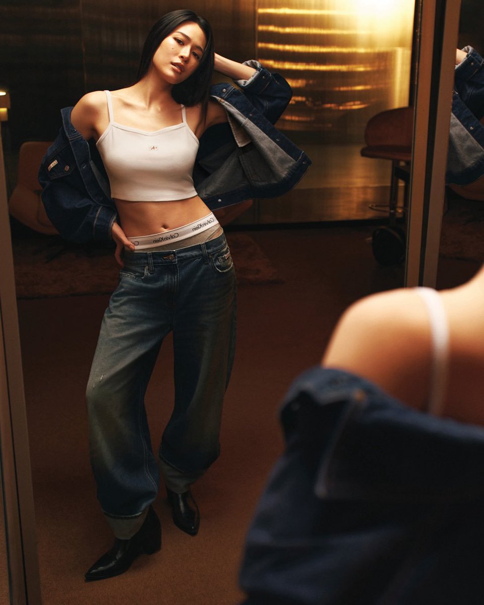 TrendLingTH's tweet photo. VOGUE SCOOP ชี้ให้เห็นถึงการเปลี่ยนแปลงของภาพจำ ‘ความเซ็กซี่’ ของ Calvin Klein จากเดิมที่มีเซเลบริตี้ตะวันตกเป็นหลัก สู่การเปิดพื้นที่ให้ศิลปินและนักแสดงเอเชียมากขึ้น ตามการเติบโตของ Asian Pop Culture และพลังของแฟนด้อม

ในประเทศไทยเอง มีศิลปินและนักแสดงหลายคนที่ได้ร่วมถ่ายทอดแคมเปญของ @CalvinKlein อาทิ ใหม่ ดาวิกา, ตู ต้นตะวัน, #หลิงหลิงคอง‌ , ไบร์ท วชิรวิชญ์ และ ซี ทวินันท์ สะท้อนให้เห็นว่า Thai Faces กำลังได้รับความสนใจจากแบรนด์ระดับโลกมากขึ้นเรื่อย ๆ

หนึ่งในนั้นคือ ‘หลิงหลิง คอง’(@linglingsirilak)ศิลปินหญิงไทยที่ได้ร่วมเป็นส่วนหนึ่งของแคมเปญ Calvin Klein ซึ่งไม่เพียงสะท้อนถึงความโดดเด่นและเอกลักษณ์ของ #Linglingkwong‌ แต่ยังเป็นภาพแทนของการเปลี่ยนแปลงในวงการแฟชั่น เมื่อพื้นที่ของความเซ็กซี่ไม่ได้จำกัดอยู่เพียงใบหน้าจากโลกตะวันตกอีกต่อไป

ขณะเดียวกัน พลังของ Asian Pop Culture และ Fandom ก็เข้ามามีบทบาทสำคัญ เพราะศิลปินเอเชียในปัจจุบันไม่ได้มีเพียงชื่อเสียง แต่ยังมีฐานแฟนคลับที่พร้อมช่วยขยายแคมเปญและสร้างบทสนทนาบนโลกโซเชียลมีเดียในวงกว้าง การปรากฏตัวของหลิงหลิง คองบนแคมเปญ Calvin Klein จึงเป็นอีกหนึ่งภาพสะท้อนว่า Thai Celebrity กำลังได้รับพื้นที่และการยอมรับในโลกแฟชั่นระดับโลกมากขึ้นอย่างต่อเนื่อง

#CalvinKlein  #LinglingkwongxCalvinklein