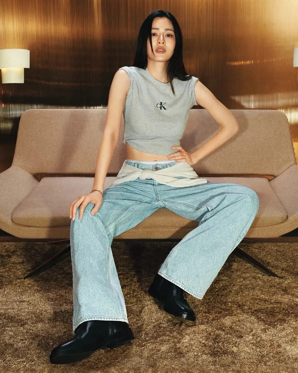 TrendLingTH's tweet photo. VOGUE SCOOP ชี้ให้เห็นถึงการเปลี่ยนแปลงของภาพจำ ‘ความเซ็กซี่’ ของ Calvin Klein จากเดิมที่มีเซเลบริตี้ตะวันตกเป็นหลัก สู่การเปิดพื้นที่ให้ศิลปินและนักแสดงเอเชียมากขึ้น ตามการเติบโตของ Asian Pop Culture และพลังของแฟนด้อม

ในประเทศไทยเอง มีศิลปินและนักแสดงหลายคนที่ได้ร่วมถ่ายทอดแคมเปญของ @CalvinKlein อาทิ ใหม่ ดาวิกา, ตู ต้นตะวัน, #หลิงหลิงคอง‌ , ไบร์ท วชิรวิชญ์ และ ซี ทวินันท์ สะท้อนให้เห็นว่า Thai Faces กำลังได้รับความสนใจจากแบรนด์ระดับโลกมากขึ้นเรื่อย ๆ

หนึ่งในนั้นคือ ‘หลิงหลิง คอง’(@linglingsirilak)ศิลปินหญิงไทยที่ได้ร่วมเป็นส่วนหนึ่งของแคมเปญ Calvin Klein ซึ่งไม่เพียงสะท้อนถึงความโดดเด่นและเอกลักษณ์ของ #Linglingkwong‌ แต่ยังเป็นภาพแทนของการเปลี่ยนแปลงในวงการแฟชั่น เมื่อพื้นที่ของความเซ็กซี่ไม่ได้จำกัดอยู่เพียงใบหน้าจากโลกตะวันตกอีกต่อไป

ขณะเดียวกัน พลังของ Asian Pop Culture และ Fandom ก็เข้ามามีบทบาทสำคัญ เพราะศิลปินเอเชียในปัจจุบันไม่ได้มีเพียงชื่อเสียง แต่ยังมีฐานแฟนคลับที่พร้อมช่วยขยายแคมเปญและสร้างบทสนทนาบนโลกโซเชียลมีเดียในวงกว้าง การปรากฏตัวของหลิงหลิง คองบนแคมเปญ Calvin Klein จึงเป็นอีกหนึ่งภาพสะท้อนว่า Thai Celebrity กำลังได้รับพื้นที่และการยอมรับในโลกแฟชั่นระดับโลกมากขึ้นอย่างต่อเนื่อง

#CalvinKlein  #LinglingkwongxCalvinklein
