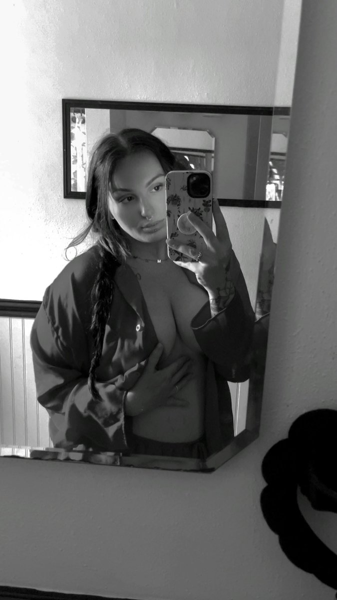 queenbskingdom's tweet photo. Come say good morning to me papi https://t.co/p9Z77yj8ve