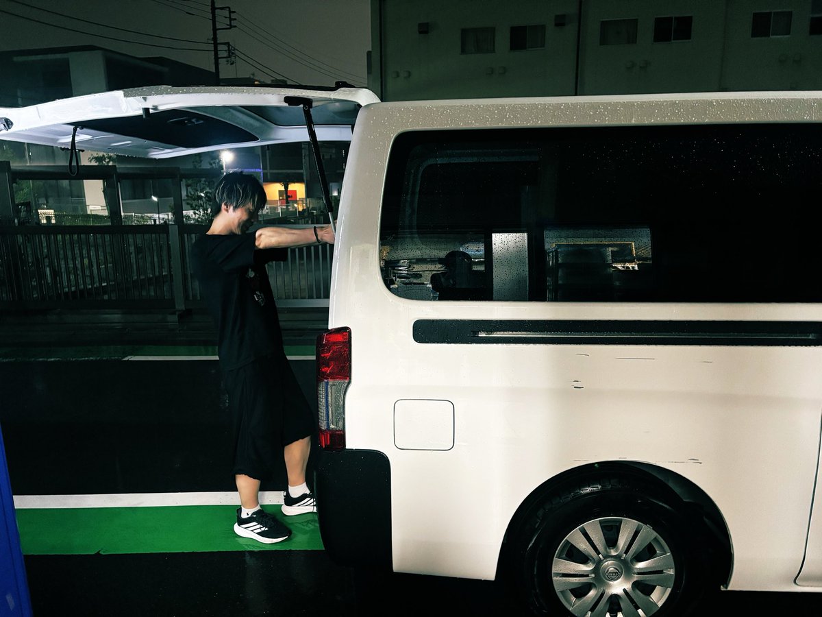 LICKT_ER's tweet photo. 雨風に打たれながらみんなで着々と明日の積込中です🌀 https://t.co/8qArK44giU