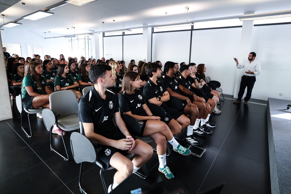 FutFemSCP's tweet photo. Está dado o pontapé-de-saída na nova época das Sub-19 do #FutFemSCP 🔛

Os trabalhos arrancaram com uma sessão de boas-vindas no Estádio José Alvalade 🦁 https://t.co/hTFASIIiWE