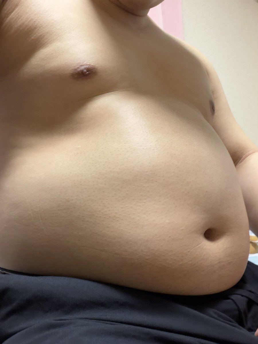 punikawasuki's tweet photo. 最近ガチで食べすぎててさっき食後の体重計ったら89キロもあってやばい…お腹パンパンすぎる https://t.co/VW2wXY121X