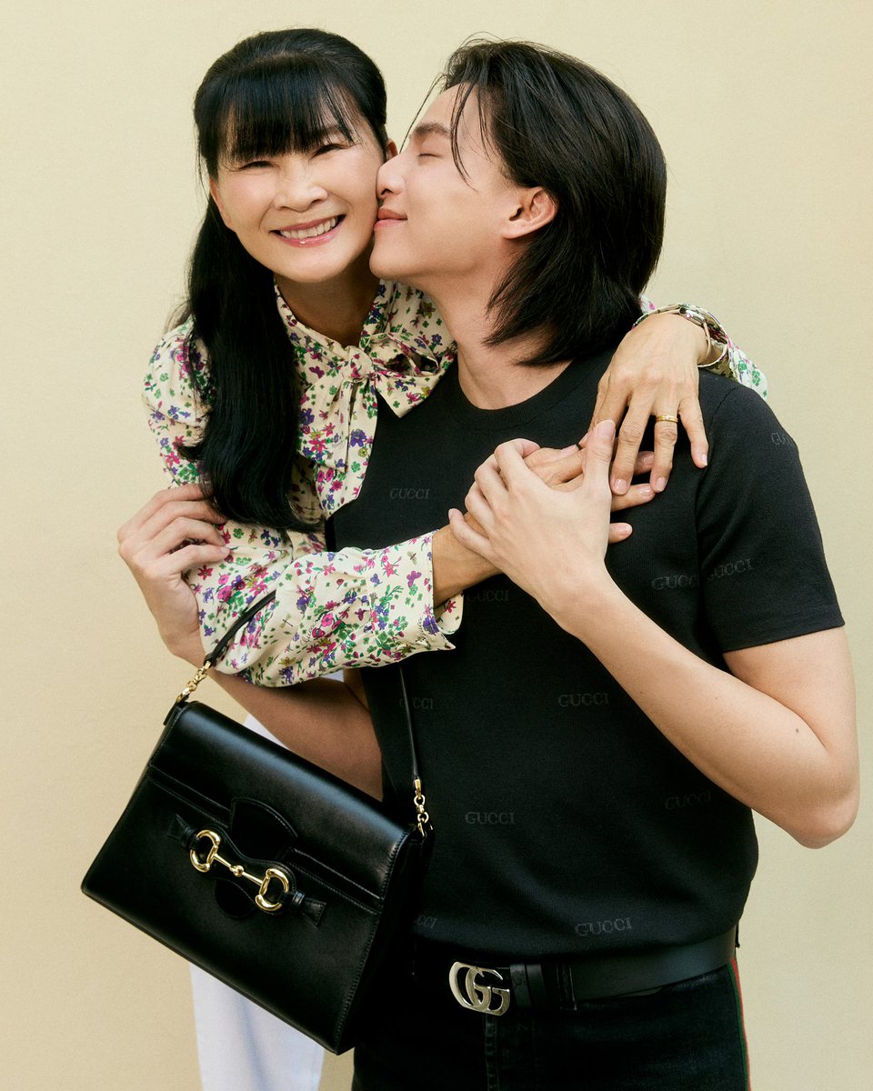 ELLEThailand's tweet photo. ต้อนรับวันแม่ด้วยโมเมนต์สุดน่ารักและอบอุ่น! @Gucci ชวนกลัฟ คณาวุฒิ @gulfkanawut ที่ควงคู่คุณแม่ ร่วมบันทึกช่วงเวลาพิเศษและเติมเต็มโมเมนต์ด้วยกระเป๋า Horsebit Duomo และเสื้อผ้าจาก Gucci 

#ELLEThailand
#Gucci #GucciHorsebitDuomo 
#GulfKanawut https://t.co/4IvwNTemA7