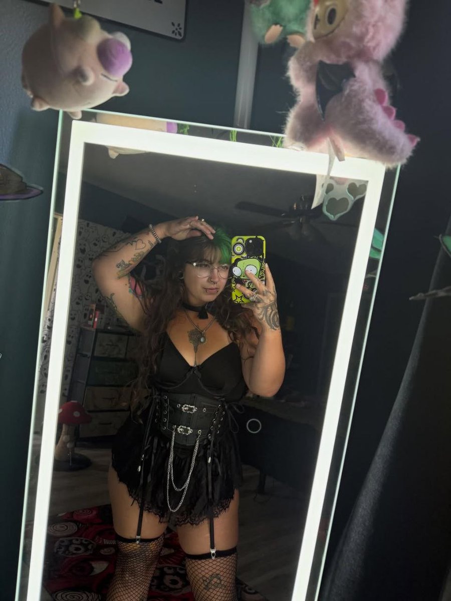 lowe_lyssa's tweet photo. Are you a fan of fishnets?😏🥰
#milwaukee #mke #mkefreaks https://t.co/BzNj5CDCho