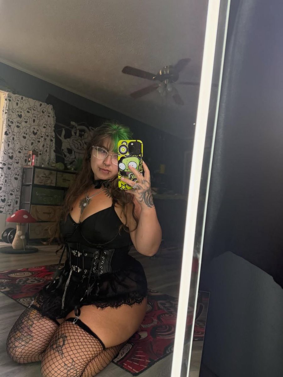 lowe_lyssa's tweet photo. Are you a fan of fishnets?😏🥰
#milwaukee #mke #mkefreaks https://t.co/BzNj5CDCho