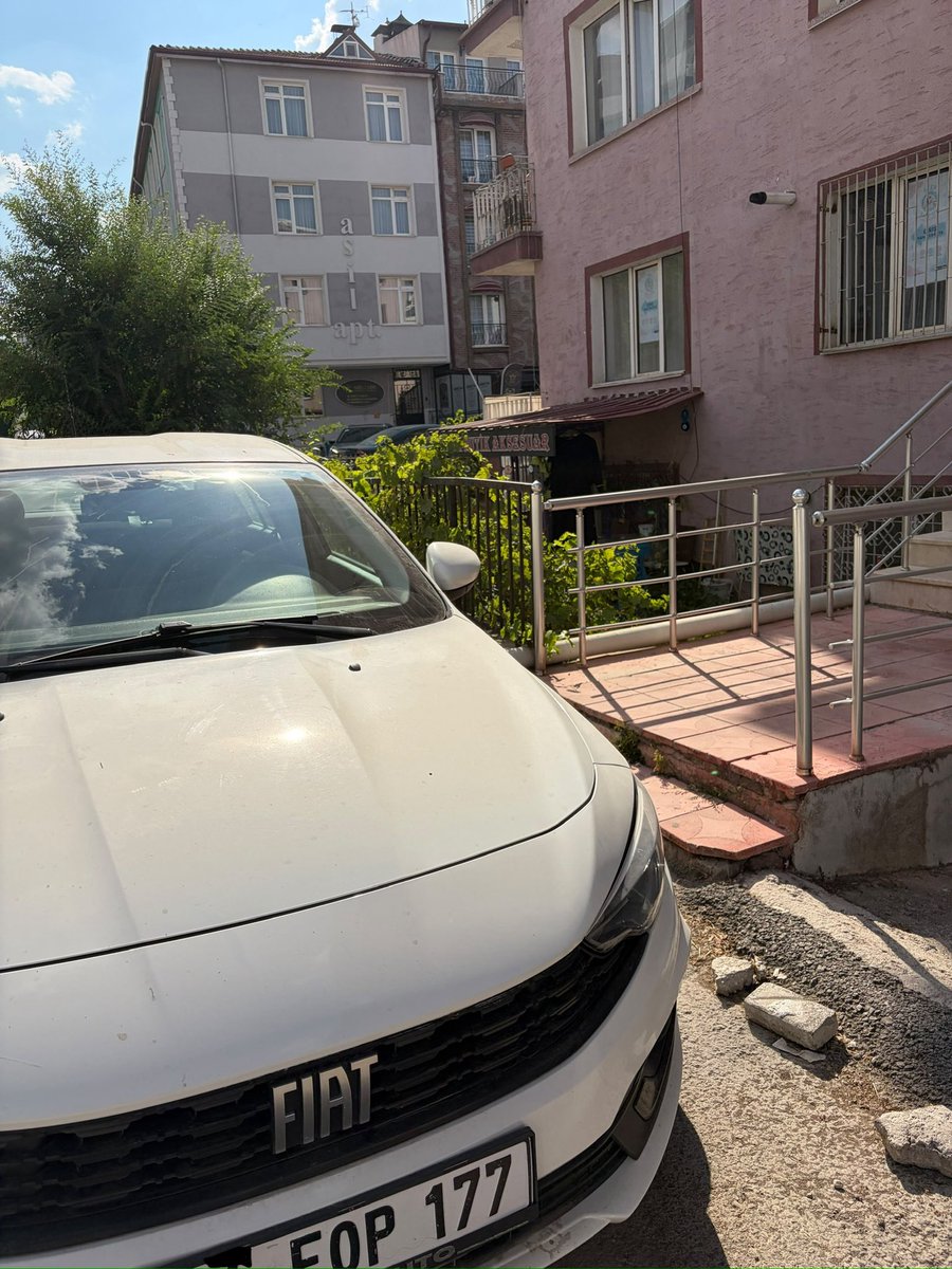 gyrosty's tweet photo. En orospu çocuğu hangimiziz yarışması falan var herhalde dün akşamdan beri farklı yarışmacılar gelip merdiveni nasıl daha iyi kapatırız çabasındalar https://t.co/R0U9oh6XQW