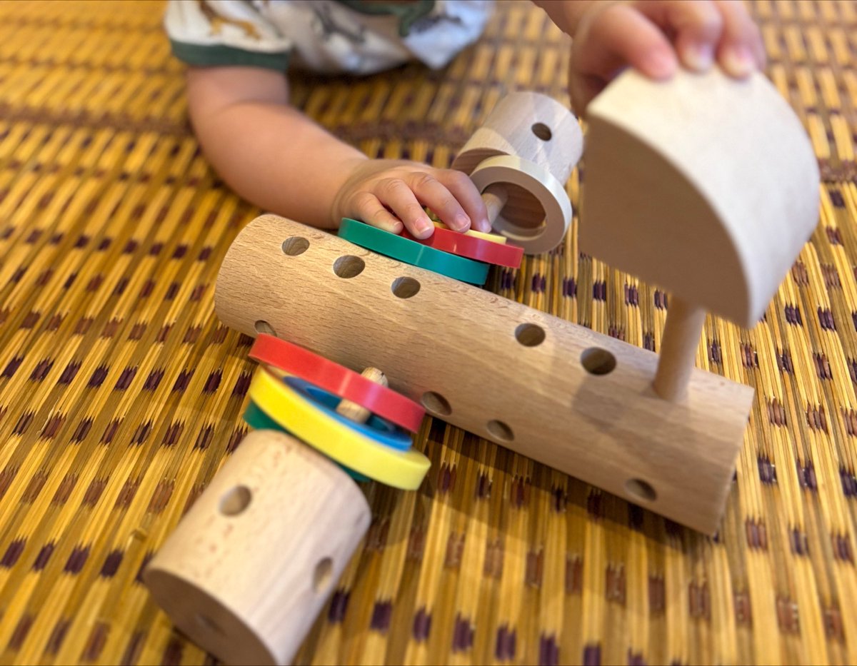 bellmrk2's tweet photo. 最近娘が弟に、おもちゃ作ってあげるんだー、といろいろ作ってくれる。

しかも、誤飲しないように小さなパーツは避けて、尖ったパーツもできるだけないもので、尚且つすぐ外れないようにトンカチで叩いて、作ってくれる。
もちろん遊んでる間は見守ってるけど、毎度違うおもちゃをもらえて嬉しそう。 https://t.co/gNkXZjsTxb