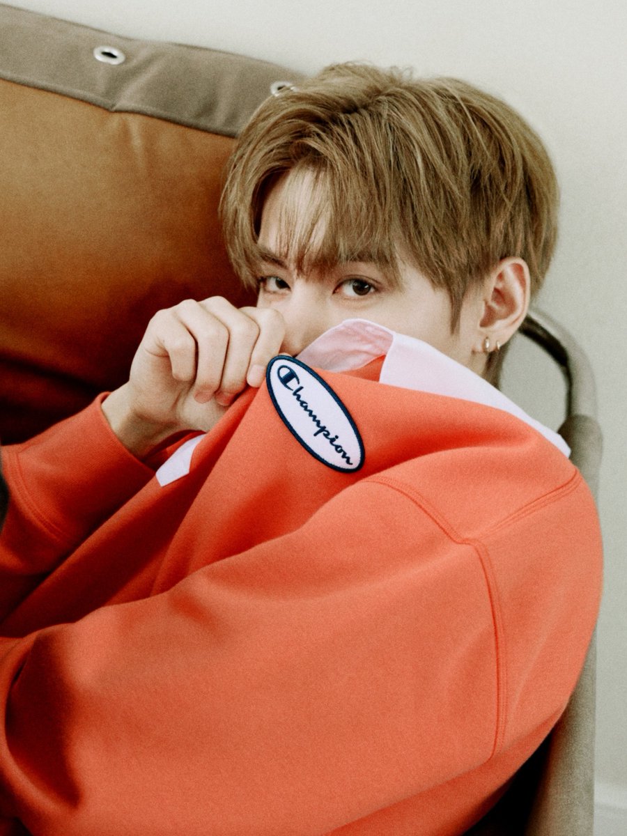 sboficial's tweet photo. BELÍSSIMO! Kim Taehyung para a Champion. 🍊 https://t.co/V6HCxDCuBu