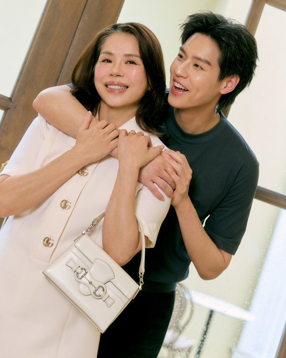 ELLEThailand's tweet photo. โมเมนต์สุดน่ารักและอบอุ่น! @Gucci ชวนบิวกิ้น พุฒิพงศ์ @Billkin_Ent ควงคู่คุณแม่ร่วมบันทึกช่วงเวลาแห่งความรัก พร้อมเติมเต็มโมเมนต์สุดพิเศษด้วยกระเป๋า Horsebit Duomo ตลอดจนเสื้อผ้าและแอ็กเซสเซอรี่ส์จาก Gucci

#ELLEThailand
#Gucci #GucciHorsebitDuomo 
#bbillkin https://t.co/RAh42HzB3i