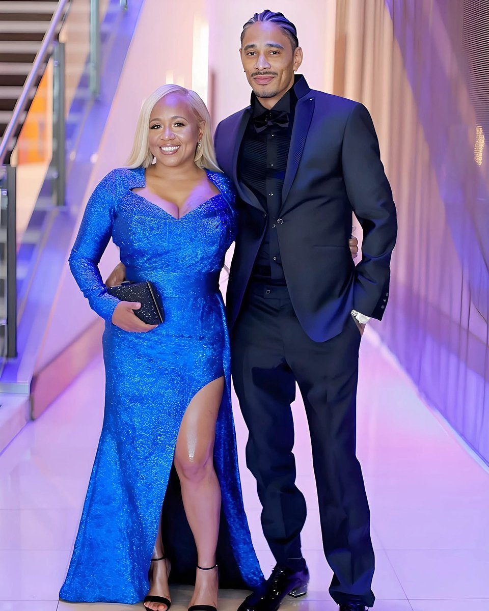 PureSitcoms's tweet photo. Layzie Bone and his beautiful wife.
They both came dressed to impress.💙🖤 https://t.co/P6ZzqWAewW