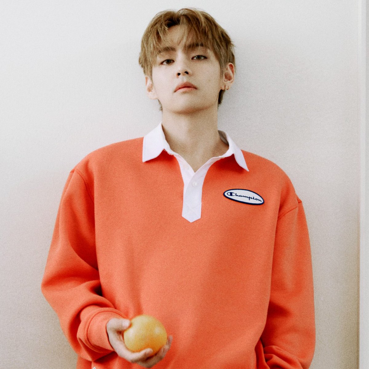 sboficial's tweet photo. BELÍSSIMO! Kim Taehyung para a Champion. 🍊 https://t.co/V6HCxDCuBu
