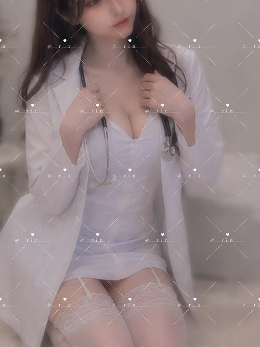 CourtneyLepley's tweet photo. 女医さんになってみました🩺📷 

「先生、ちょっと診てもらえますか？」 って言ってみる？📷 🫣 https://t.co/Qk9ah45Rjy