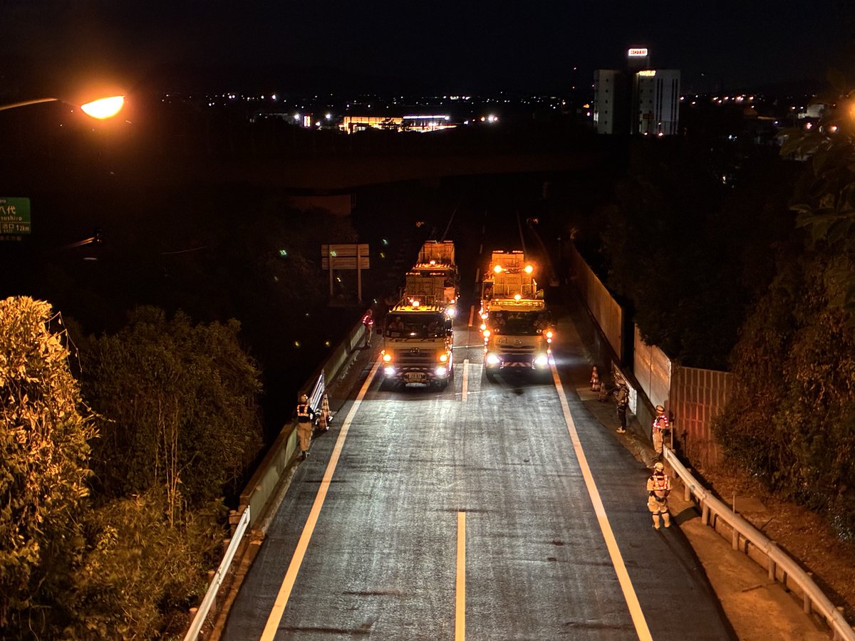 w_nexco_news's tweet photo. 地震において損傷した九州自動車道　片野川橋において、車両走行による載荷試験を実施しました。

載荷試験は、トラックなどの大型車両も安全に通行することが可能か確認するために行うもので、水を積んだ散水車を複数台走らせて、橋の荷重に対する安全性を確認します。

高速道路をご利用いただく皆さまの安全確保と早期復旧を最優先に、一つひとつ確認を行い���がら、復旧に向けた作業を進めています。

#NEXCO西日本　#熊本地震　#九州道