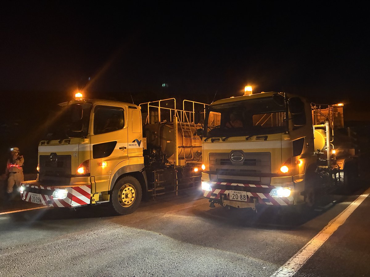 w_nexco_news's tweet photo. 地震において損傷した九州自動車道　片野川橋において、車両走行による載荷試験を実施しました。

載荷試験は、トラックなどの大型車両も安全に通行することが可能か確認するために行うもので、水を積んだ散水車を複数台走らせて、橋の荷重に対する安全性を確認します。

高速道路をご利用いただく皆さまの安全確保と早期復旧を最優先に、一つひとつ確認を行い���がら、復旧に向けた作業を進めています。

#NEXCO西日本　#熊本地震　#九州道