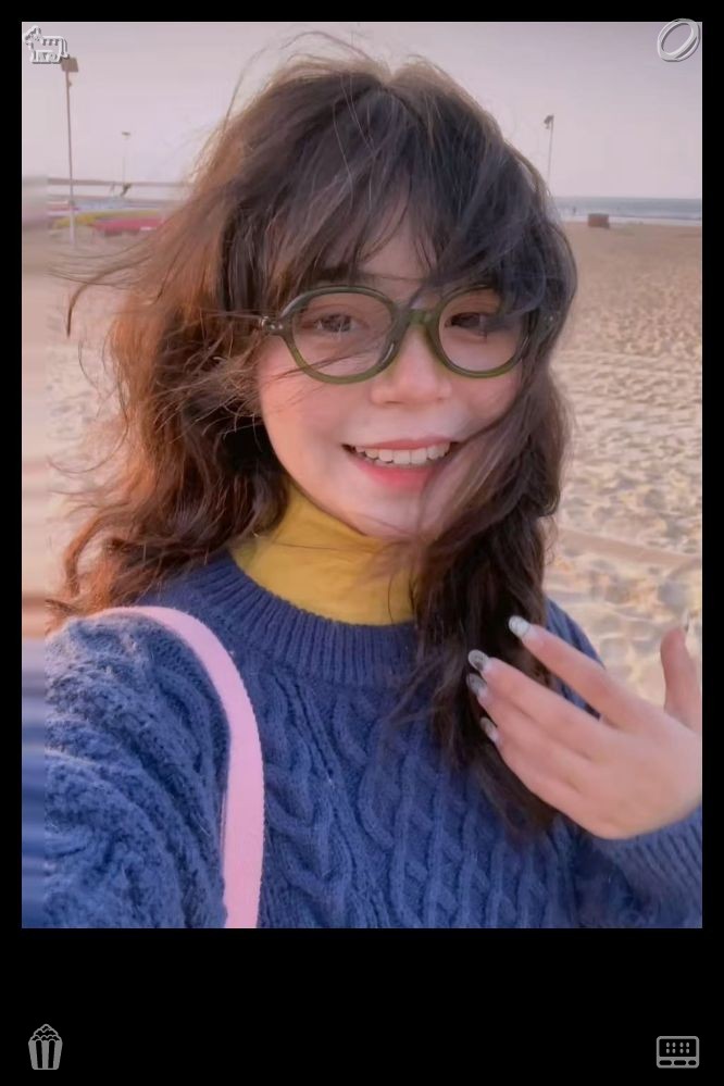 mikucha30's tweet photo. That afternoon, Lila switched into a relaxed but chic autumn outfit—a loose-fitting charcoal sweater, black faux-leather pants, and pristine white sneakers. Topping it off with a black knit beanie, she nailed both comfort and edge. 🌪 Strolling along the embankment with her son https://t.co/PIGyRycr38