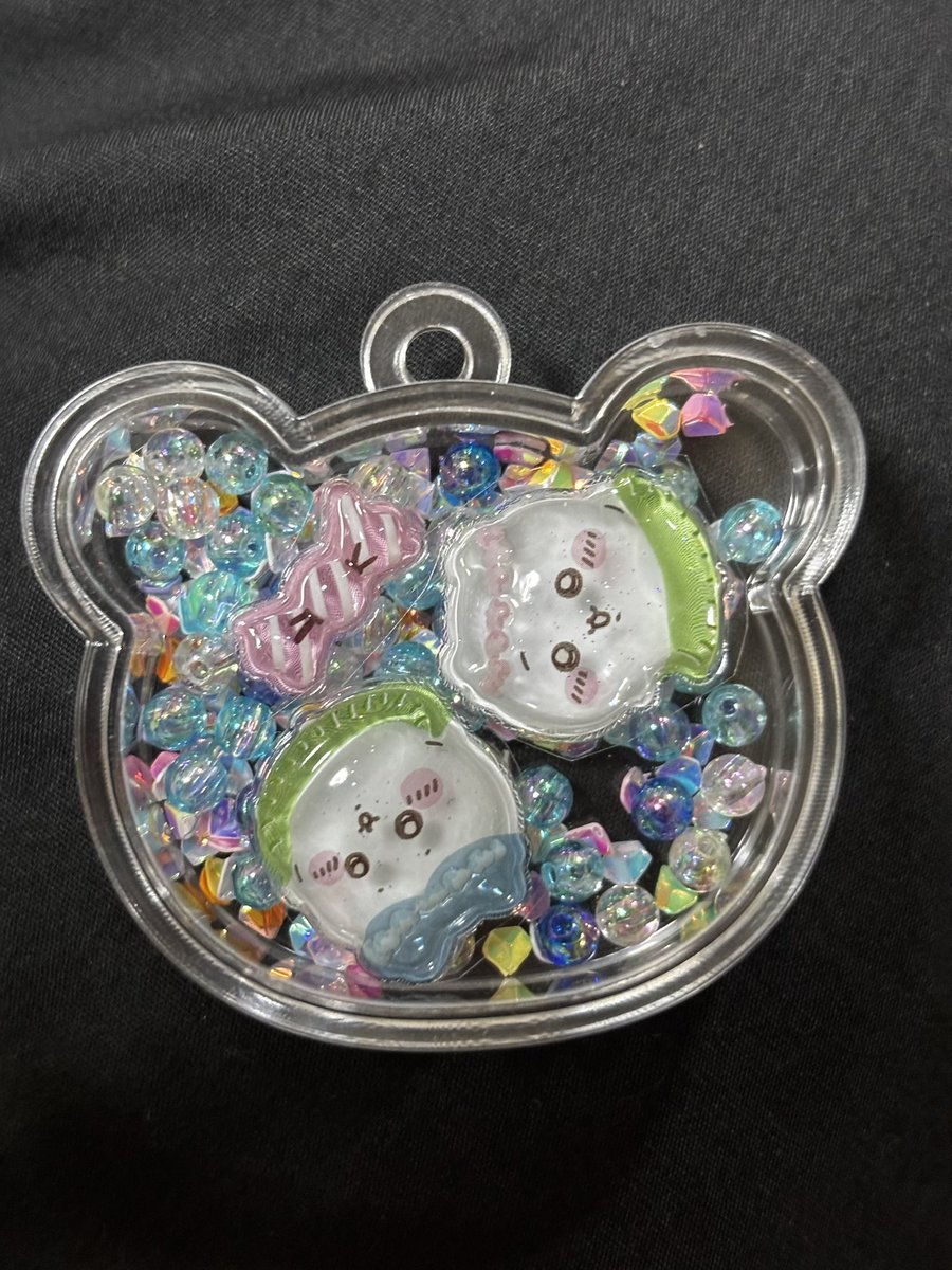 pumachyan's tweet photo. ちいかわのボンドロをチャームに加工したい娘とクリアヒートンってパーツ探しだけど品薄でお取り寄せに時間掛かるらしくとりあえずシャカシャカを提案してみた https://t.co/ofEXbiPBek