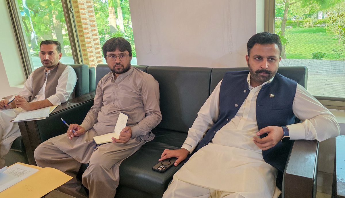 DCHaripur's tweet photo. ڈپٹی کمشنر ہری پور جناب اصلاح الدین کی زیرِ صدارت زیرِ التواء نقشہ جیم اور خانۂ کاشت سے خانۂ ملکیت میں منتقلی (Transposition) کیسز کے حوالے سے اجلاس ہوا۔

کیسز کا جائزہ لیتے ہوئے بروقت کارروائی اور مؤثر سروس ڈلیوری یقینی بنانے کی ہدایات جاری کی گئیں۔ https://t.co/n9CrJyyjip