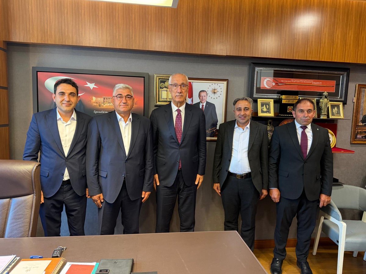 Hayrettincickk's tweet photo. Bugün Sancak Belde Başkanımız Sn. Sezgin Artumlu ve Merkez İlçe Yönetim Kurulu Üyemiz Sn. Mehmet Aydik ile birlikte kıymetli Milletvekilimiz Sn. Feyzi Berdibek’i ziyaret ettik. Nazik kabulleri ve Sancak’ımıza yakın ilgisi için teşekkür ediyoruz. https://t.co/0YK5xWnZVt