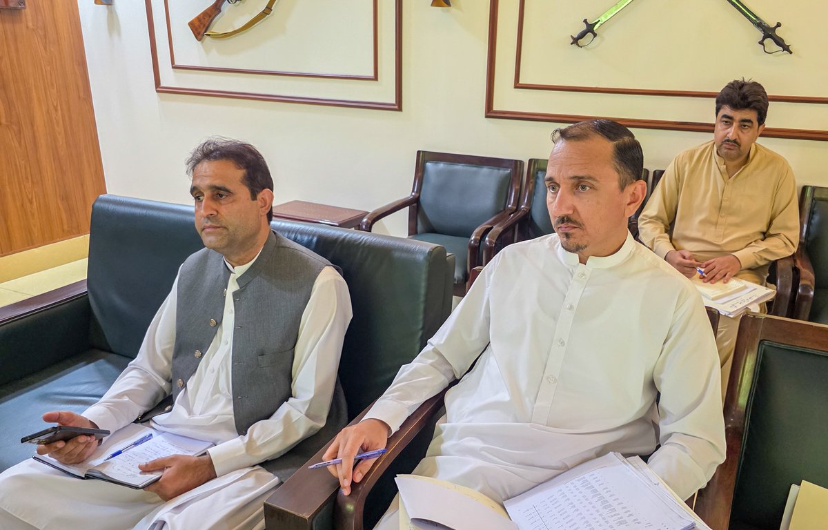 DCHaripur's tweet photo. ڈپٹی کمشنر ہری پور جناب اصلاح الدین کی زیرِ صدارت زیرِ التواء نقشہ جیم اور خانۂ کاشت سے خانۂ ملکیت میں منتقلی (Transposition) کیسز کے حوالے سے اجلاس ہوا۔

کیسز کا جائزہ لیتے ہوئے بروقت کارروائی اور مؤثر سروس ڈلیوری یقینی بنانے کی ہدایات جاری کی گئیں۔ https://t.co/n9CrJyyjip
