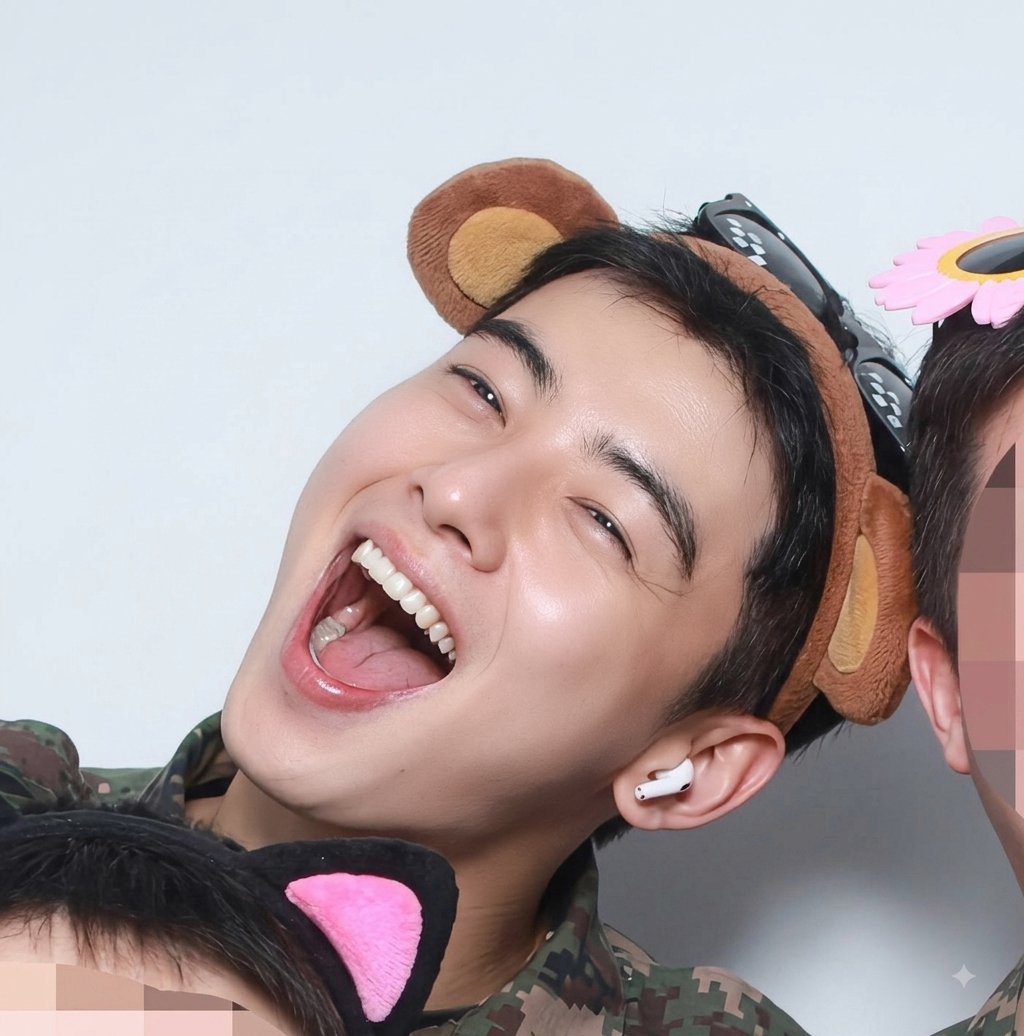 CEWster_'s tweet photo. Cuteness overload 😊🤏🏻
Corporal Lee Dongmin  🫡🪖
#CHAEUNWOO #차은우

Thanks for sharing 💜
📸 ctto 🫶🏻 https://t.co/6nhwlWf6kf