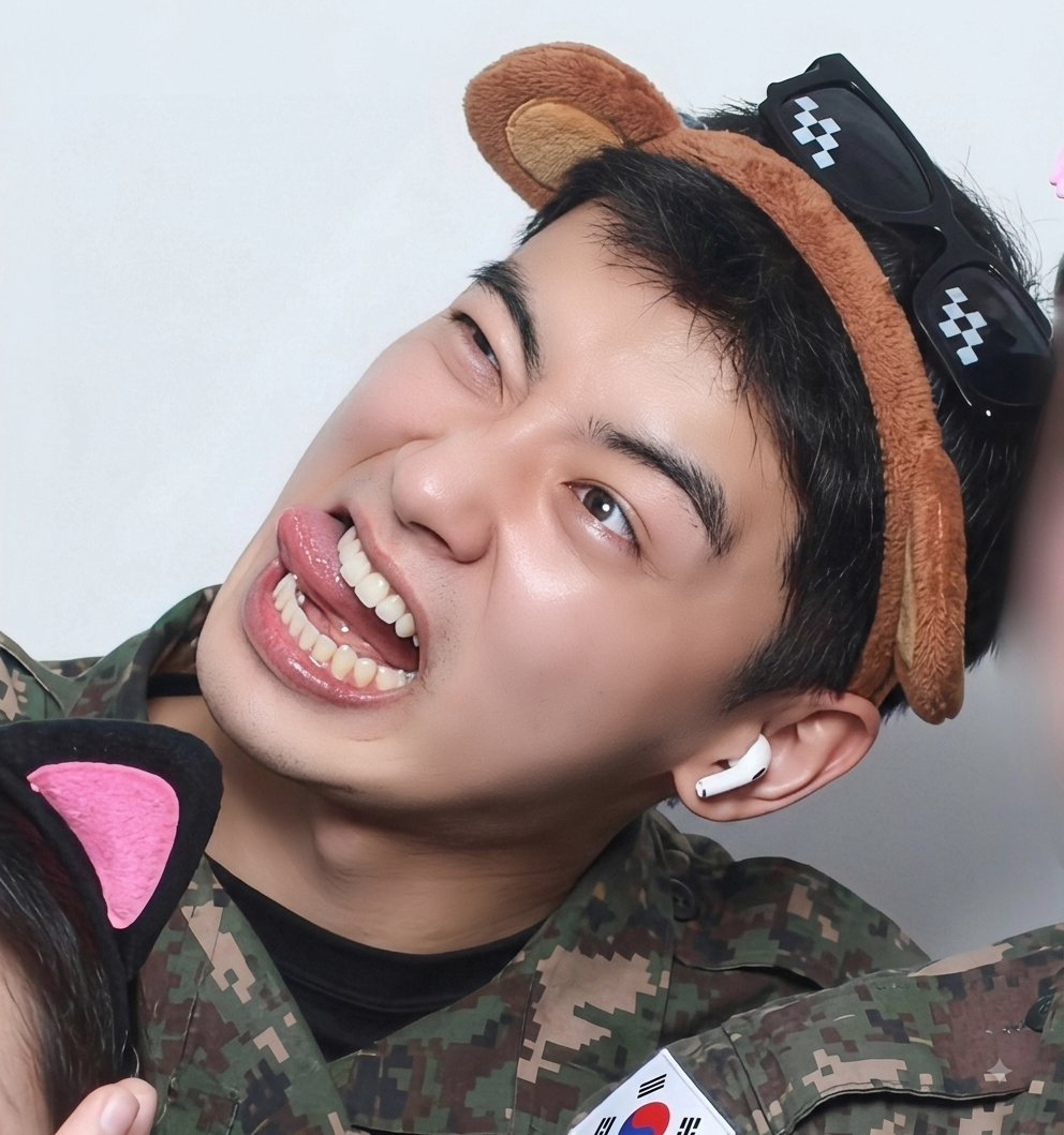 CEWster_'s tweet photo. Cuteness overload 😊🤏🏻
Corporal Lee Dongmin  🫡🪖
#CHAEUNWOO #차은우

Thanks for sharing 💜
📸 ctto 🫶🏻 https://t.co/6nhwlWf6kf