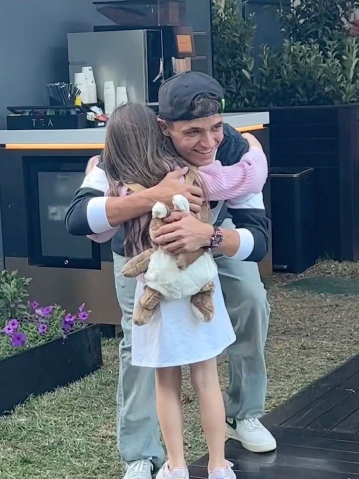 l4ndowecanbewdc's tweet photo. girl dad lando norris you are very special to me https://t.co/NNYpWbU4b1