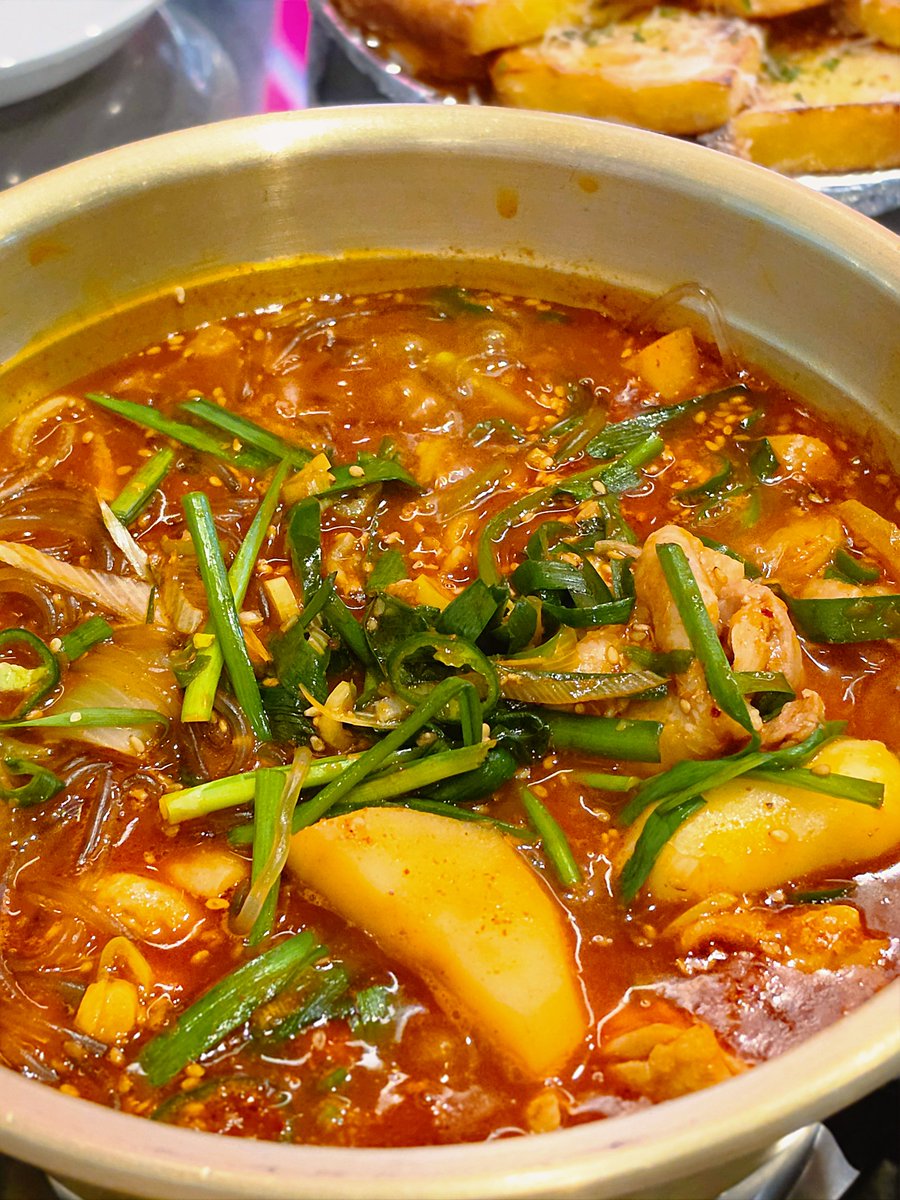 todayisra2ny's tweet photo. 한사발포차 닭볶음탕 토스트 묵사발 먹고 자몽망고빙수로 마무리 https://t.co/aj6BkZ8Dob