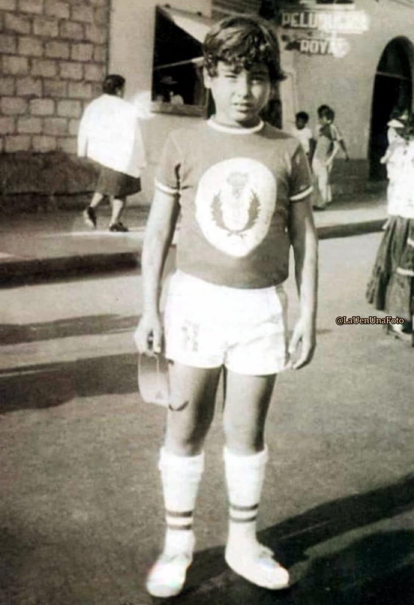 LaUenUnafoto's tweet photo. 📸 José 'Chemo' DEL SOLAR en sus inicios con el fútbol. Etapa infantil en Chimbote en los torneos deportivos en la Ciudad del Santa con su Club 'Juventud Buenos Aires' (1978) 🔝✨ https://t.co/elA5DzDUtc