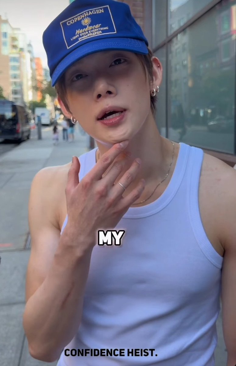 mapclovers's tweet photo. yeonjun's hand so pretty https://t.co/NJ7ygMw6wO