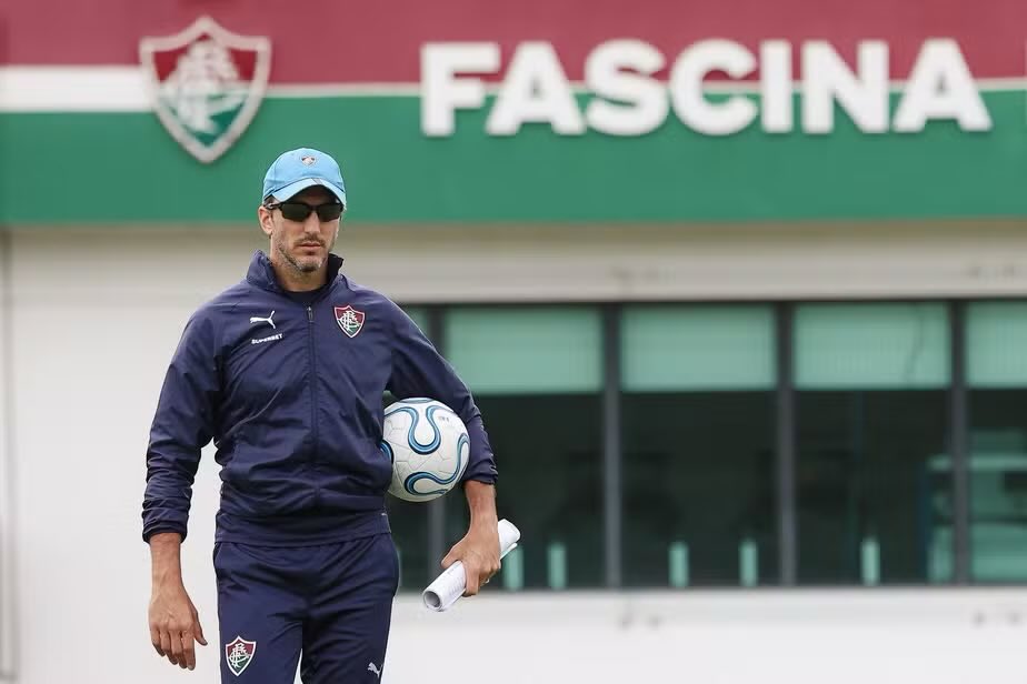 futebol_info's tweet photo. ⚠️ Fluminense estuda a demissão de Zubeldía e avalia opções.

A avaliação se deu nos últimos dias, a partir da eliminação para o Vasco, na Copa do Brasil, e do empate com o Botafogo, no Brasileirão.

Zubeldía tem o trabalho reconhecido internamente no Flu, mas há uma sensação geral de que o treinador não consegue mais fazer o time evoluir.

Um tropeço diante do Independiente Rivadavia, hoje, pela Libertadores, pode acelerar a troca no comando.

🗞️ @OGlobo_Esportes | @diogodantas 
📸 Lucas Merçon/FFC