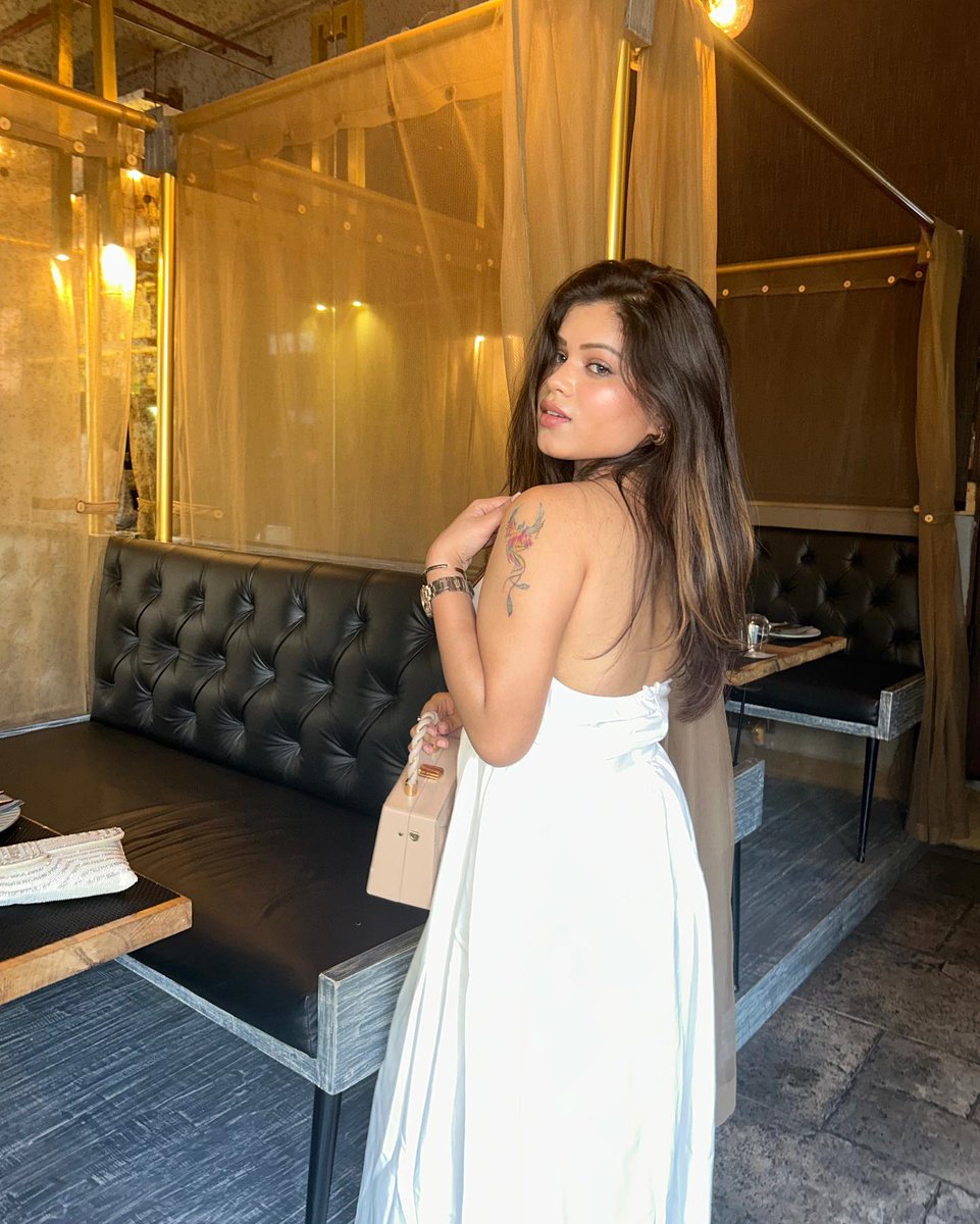 navya2345ghyo's tweet photo. 🦋A girl with a kind heart, a strong mind, and dreams bigger than the sky💫#GirlPoetry  #GirlPower  #BeautifulSoul  #QueenVibes  #SelfLove https://t.co/RrlNTkZkyr