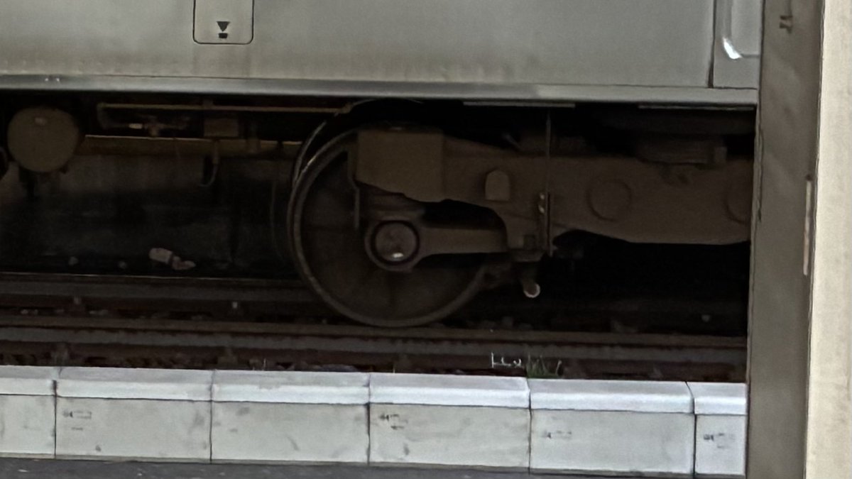 Moha216_2000's tweet photo. C622編成車輪ちっちゃかった https://t.co/r0XuAkqTKW
