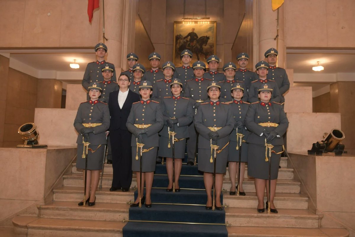 Ejercito_Chile's tweet photo. Abogados, médicos y diversos profesionales concluyeron con éxito su proceso de instrucción en la 
@EscMil_Chile como Oficiales de los Servicios, listos para desempeñarse en las distintas unidades del país. #ÚneteAlEjército
🔗 Lee la nota completa aquí: https://t.co/Tg4UI2W3kD https://t.co/FjEtyffSor