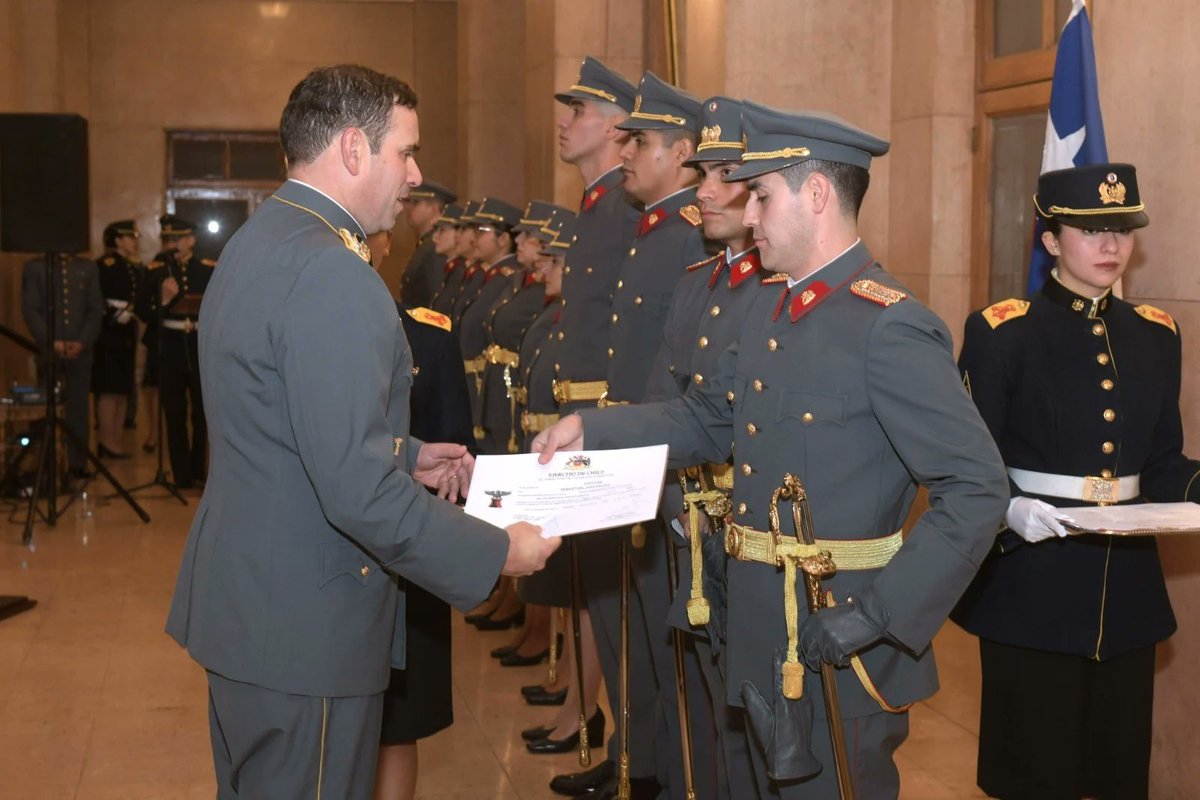 Ejercito_Chile's tweet photo. Abogados, médicos y diversos profesionales concluyeron con éxito su proceso de instrucción en la 
@EscMil_Chile como Oficiales de los Servicios, listos para desempeñarse en las distintas unidades del país. #ÚneteAlEjército
🔗 Lee la nota completa aquí: https://t.co/Tg4UI2W3kD https://t.co/FjEtyffSor