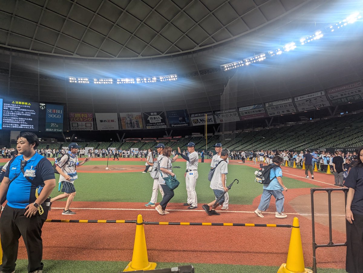 reiji_luck's tweet photo. 8月の1軍の無料招待全部外れたのもありベルーナドーム開催の安めの2軍試合へ。祝日もあってかイベントてんこもり。入場の選手ハイタッチは羽田。試合終了後のベースランニングが抽選で当たり外崎、野村、奥村とハイタッチ。台風間近で涼しく快適。帰りの雨は激しくなったけどすごく楽しかった。 https://t.co/E3mWTP7h2l