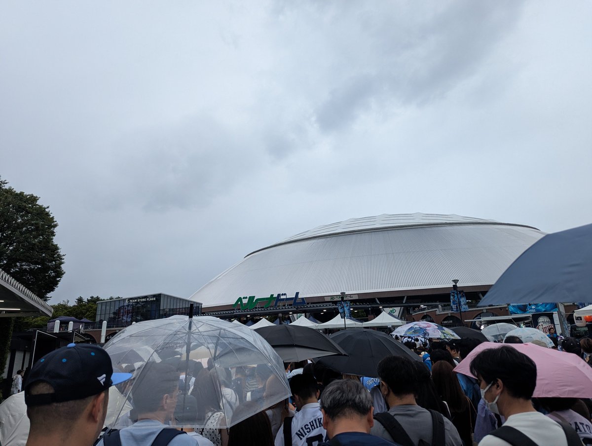 reiji_luck's tweet photo. 8月の1軍の無料招待全部外れたのもありベルーナドーム開催の安めの2軍試合へ。祝日もあってかイベントてんこもり。入場の選手ハイタッチは羽田。試合終了後のベースランニングが抽選で当たり外崎、野村、奥村とハイタッチ。台風間近で涼しく快適。帰りの雨は激しくなったけどすごく楽しかった。 https://t.co/E3mWTP7h2l