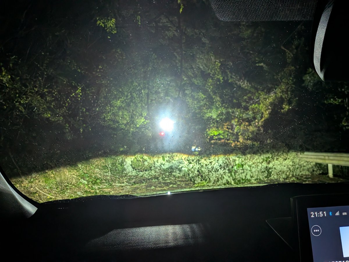 usachanchi's tweet photo. 出先から帰る途中、倒木してて、撤去作業中だったので引き返して無事帰宅…
みんなのところは台風大丈夫？ https://t.co/sirSqdKqEE