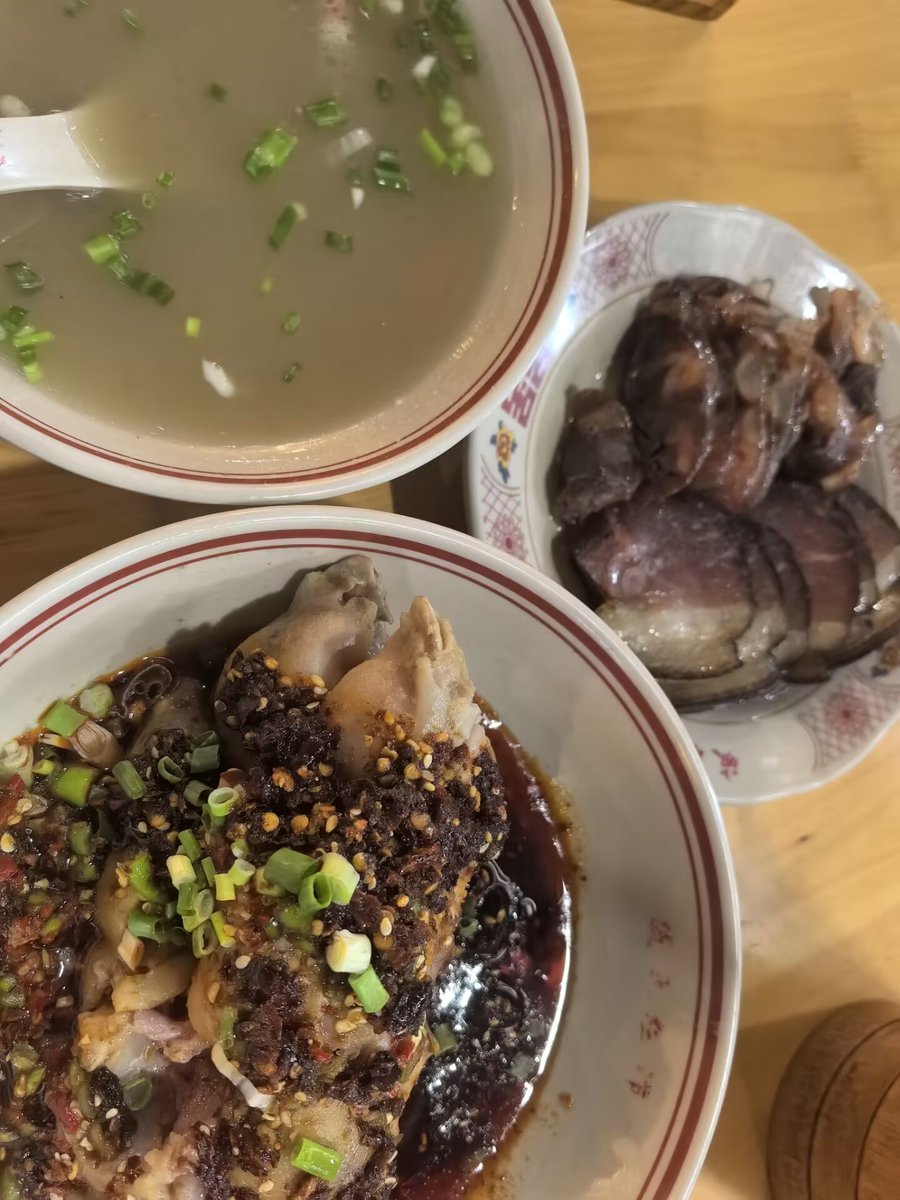3k3ro's tweet photo. 临近下班，下了好大的暴雨，导致我觅食晚了一点，今天是特色蹄花+腊拼，不得不说，这蹄花料蘸鞋垫子都香啊，腊拼也是很香，点多了撑到

我只是想分享更多真实出来，能发就已经很满意了，不要再搞我，说真的，msk换个产品经理，改收益关我们什么事？我们又没拿收益，如果是因为蓝v太多，故意封的，那我只能说：发不起别发！！！