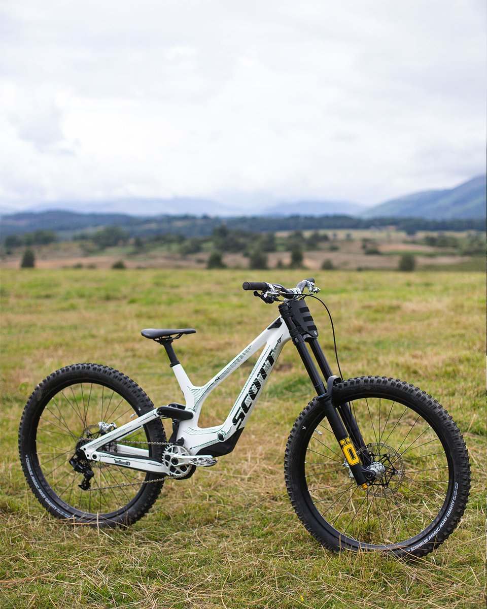 Hopetech's tweet photo. #bikecheck
@jessrollingstone custom painted @bikeonscott Gambler 😍
Finished off with Hope silver goodies.
#hopetech https://t.co/VEXINe9OWw