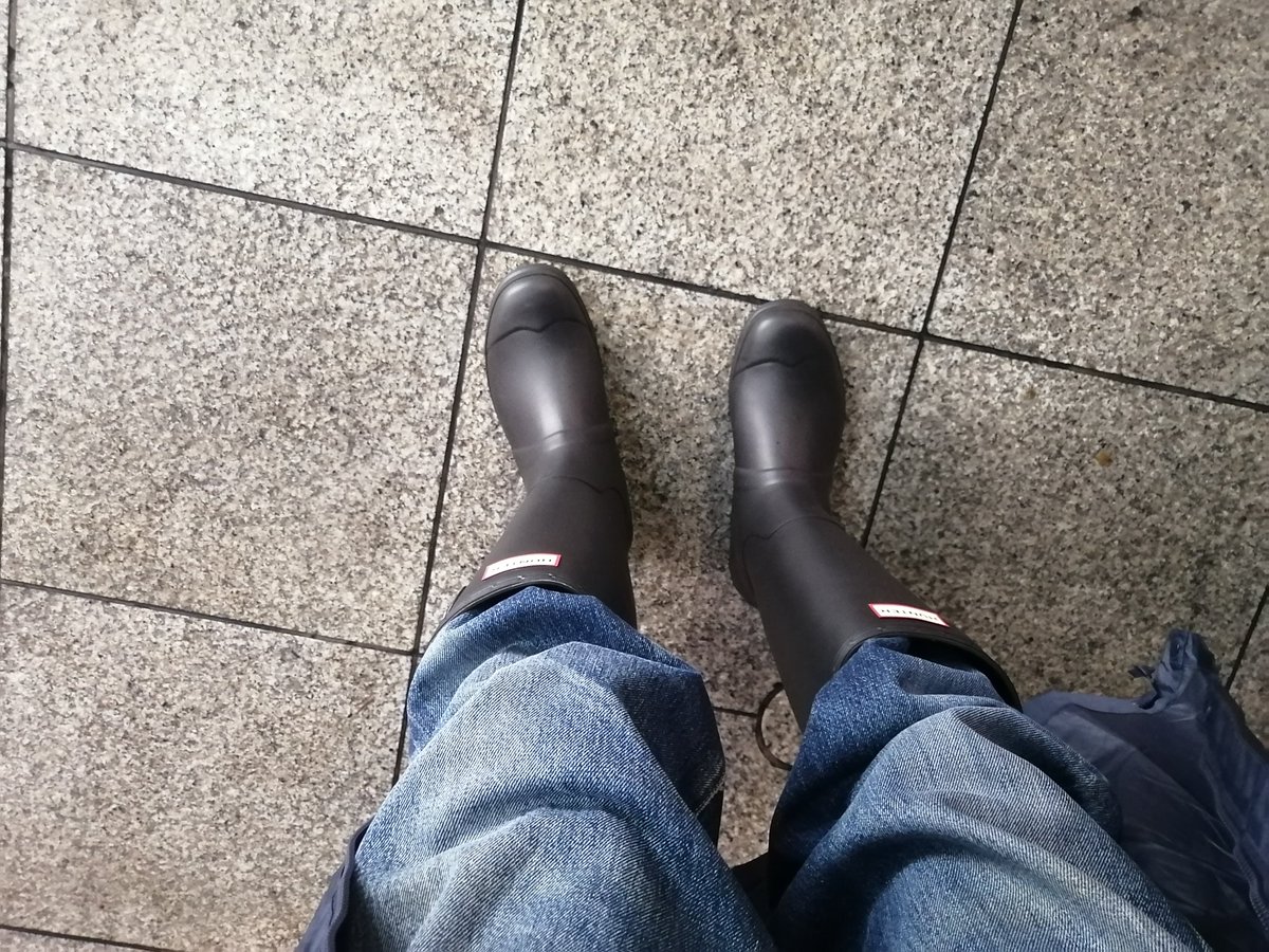 bacchus_talos's tweet photo. 雨の日はカッパと長靴で https://t.co/C3h4x1xbi6