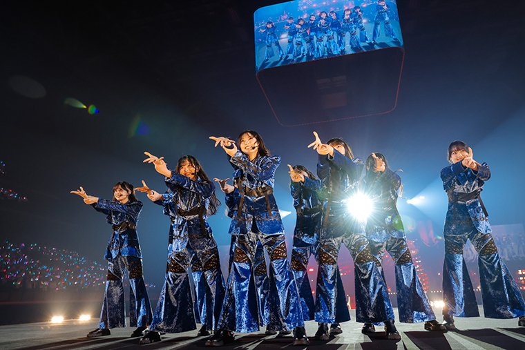 itsuki_base's tweet photo. 【検証】15thの選抜からは外れたのに、同じシングルで曲の真ん中！？
これは降格なのか、それとも狙いがあったのか。
アリーナツアーの真っ最中のいま、あらためて並べて考えたい話です。

2026年3月の14thシングル「The growing up train」。佐藤愛桜さんは、四期生として初めて表題曲の選抜に入りました。加入から1年足らずでの選抜入りです。

ところが続く15thシングル。両A面の表題曲「Lonesome rabbit」の16人に、彼女の名前はありませんでした。
発表直後には「残念」という声も上がっています。
初選抜からわずか1作での交代ですから、無理もありません。

ただ、同じ15thシングルの中で、もう一つの人事が同時に動いていました。
四期生楽曲「We got your back」のセンター。
この曲は、シングルの発売より前に先行配信され、ミュージックビデオも公開されています。

つまり彼女は、表題曲の選抜という「今の序列」からは一歩下がりながら、同じシングルの別の舞台では真ん中に進んだ。
同じ月に、後退と前進が同時に起きているわけです。

いま開催中の全国アリーナツアー2026でも、全体のセットリストの中に「We got your back」は置かれています。先日は11月14日・15日のZOZOマリンスタジアムでの6th YEAR ANNIVERSARY LIVE開催も発表され、受付は9月6日から。
この夏から秋にかけて、彼女がステージで見せる時間はむしろ増えていきます。

「選抜から外れた」と読むか、「別の舞台に置き直された」と読むか。
ここが分かれ目だと思っています。

ただ、この話を彼女に都合よく進めるつもりはありません。動画では、ミーグリの完売表というもう一つの数字も、伸びていない部分まで含めて全部テーブルに載せました。
そのうえで、運営とメディアが何を見て、数字が出る前に賭けているのかを、5つのデータで並べています。

Buddiesの皆さんが6月の四期生LIVEで感じたあの熱が、いま数字のどこに出ているのか。そのあたりも含めて、動画本編でじっくりお話しさせてください。

【佐藤愛桜】14thで初選抜、15thではBACKSメンバー＆四期生曲センター！これは降格なのか？それとも戦略なのか？【徹底考察】
https://t.co/cpRzI33EQr

#佐藤愛桜 #四期生曲センター #櫻坂46
#櫻坂46_四期生 #櫻坂46_Wegotyourback #櫻坂46_Lonesomerabbit
#櫻坂46_TGUT #6thYEARANNIVERSARYLIVE