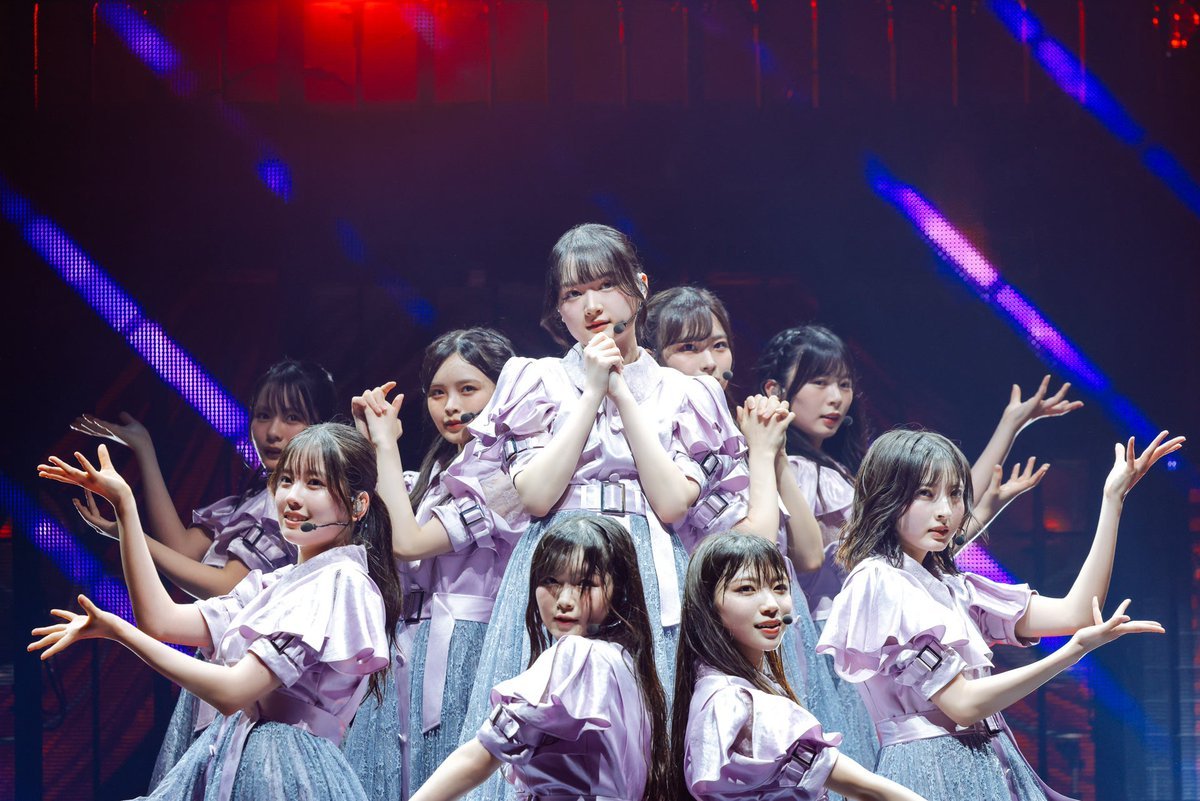 itsuki_base's tweet photo. 【検証】15thの選抜からは外れたのに、同じシングルで曲の真ん中！？
これは降格なのか、それとも狙いがあったのか。
アリーナツアーの真っ最中のいま、あらためて並べて考えたい話です。

2026年3月の14thシングル「The growing up train」。佐藤愛桜さんは、四期生として初めて表題曲の選抜に入りました。加入から1年足らずでの選抜入りです。

ところが続く15thシングル。両A面の表題曲「Lonesome rabbit」の16人に、彼女の名前はありませんでした。
発表直後には「残念」という声も上がっています。
初選抜からわずか1作での交代ですから、無理もありません。

ただ、同じ15thシングルの中で、もう一つの人事が同時に動いていました。
四期生楽曲「We got your back」のセンター。
この曲は、シングルの発売より前に先行配信され、ミュージックビデオも公開されています。

つまり彼女は、表題曲の選抜という「今の序列」からは一歩下がりながら、同じシングルの別の舞台では真ん中に進んだ。
同じ月に、後退と前進が同時に起きているわけです。

いま開催中の全国アリーナツアー2026でも、全体のセットリストの中に「We got your back」は置かれています。先日は11月14日・15日のZOZOマリンスタジアムでの6th YEAR ANNIVERSARY LIVE開催も発表され、受付は9月6日から。
この夏から秋にかけて、彼女がステージで見せる時間はむしろ増えていきます。

「選抜から外れた」と読むか、「別の舞台に置き直された」と読むか。
ここが分かれ目だと思っています。

ただ、この話を彼女に都合よく進めるつもりはありません。動画では、ミーグリの完売表というもう一つの数字も、伸びていない部分まで含めて全部テーブルに載せました。
そのうえで、運営とメディアが何を見て、数字が出る前に賭けているのかを、5つのデータで並べています。

Buddiesの皆さんが6月の四期生LIVEで感じたあの熱が、いま数字のどこに出ているのか。そのあたりも含めて、動画本編でじっくりお話しさせてください。

【佐藤愛桜】14thで初選抜、15thではBACKSメンバー＆四期生曲センター！これは降格なのか？それとも戦略なのか？【徹底考察】
https://t.co/cpRzI33EQr

#佐藤愛桜 #四期生曲センター #櫻坂46
#櫻坂46_四期生 #櫻坂46_Wegotyourback #櫻坂46_Lonesomerabbit
#櫻坂46_TGUT #6thYEARANNIVERSARYLIVE