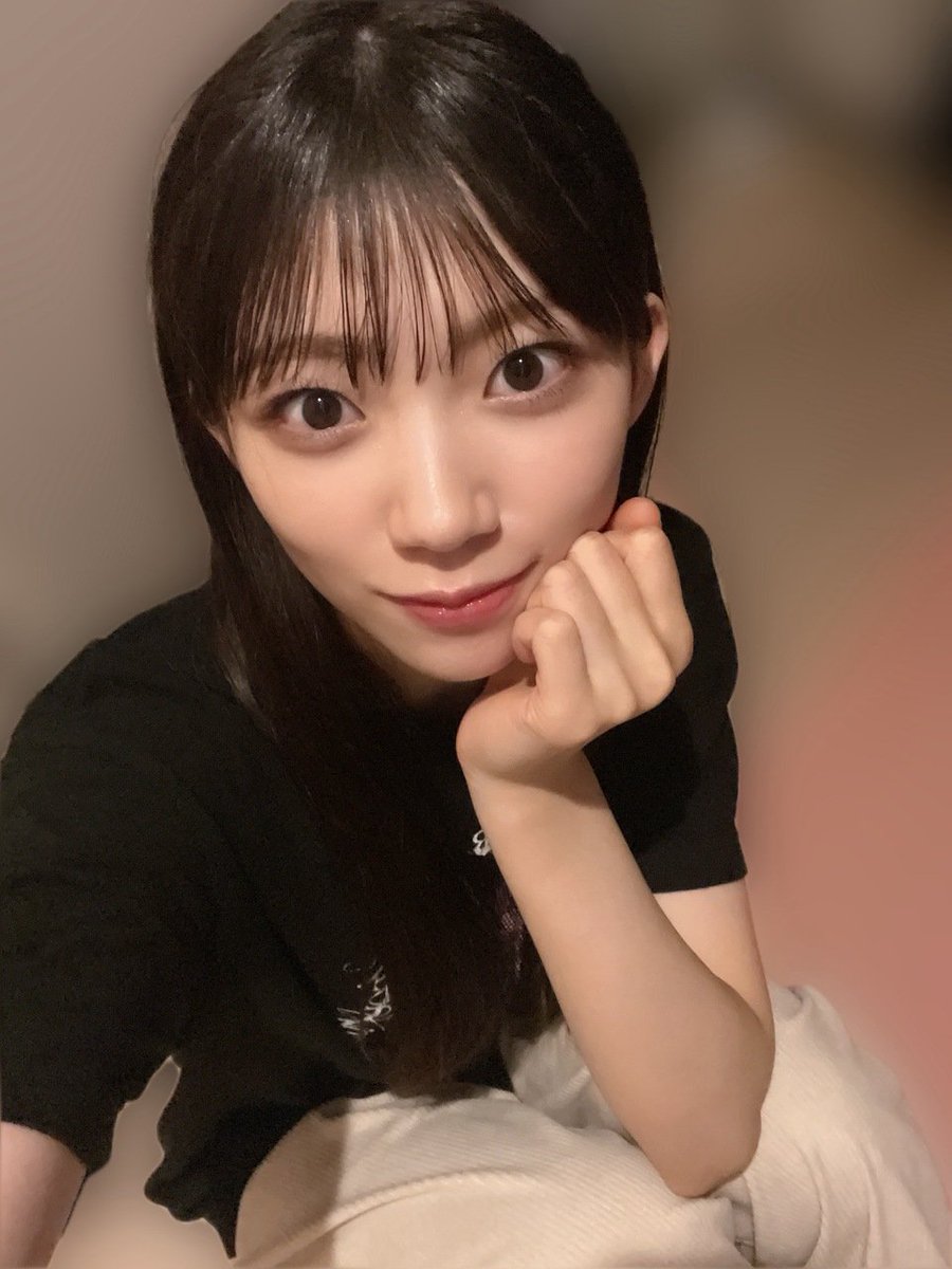 itsuki_base's tweet photo. 【検証】15thの選抜からは外れたのに、同じシングルで曲の真ん中！？
これは降格なのか、それとも狙いがあったのか。
アリーナツアーの真っ最中のいま、あらためて並べて考えたい話です。

2026年3月の14thシングル「The growing up train」。佐藤愛桜さんは、四期生として初めて表題曲の選抜に入りました。加入から1年足らずでの選抜入りです。

ところが続く15thシングル。両A面の表題曲「Lonesome rabbit」の16人に、彼女の名前はありませんでした。
発表直後には「残念」という声も上がっています。
初選抜からわずか1作での交代ですから、無理もありません。

ただ、同じ15thシングルの中で、もう一つの人事が同時に動いていました。
四期生楽曲「We got your back」のセンター。
この曲は、シングルの発売より前に先行配信され、ミュージックビデオも公開されています。

つまり彼女は、表題曲の選抜という「今の序列」からは一歩下がりながら、同じシングルの別の舞台では真ん中に進んだ。
同じ月に、後退と前進が同時に起きているわけです。

いま開催中の全国アリーナツアー2026でも、全体のセットリストの中に「We got your back」は置かれています。先日は11月14日・15日のZOZOマリンスタジアムでの6th YEAR ANNIVERSARY LIVE開催も発表され、受付は9月6日から。
この夏から秋にかけて、彼女がステージで見せる時間はむしろ増えていきます。

「選抜から外れた」と読むか、「別の舞台に置き直された」と読むか。
ここが分かれ目だと思っています。

ただ、この話を彼女に都合よく進めるつもりはありません。動画では、ミーグリの完売表というもう一つの数字も、伸びていない部分まで含めて全部テーブルに載せました。
そのうえで、運営とメディアが何を見て、数字が出る前に賭けているのかを、5つのデータで並べています。

Buddiesの皆さんが6月の四期生LIVEで感じたあの熱が、いま数字のどこに出ているのか。そのあたりも含めて、動画本編でじっくりお話しさせてください。

【佐藤愛桜】14thで初選抜、15thではBACKSメンバー＆四期生曲センター！これは降格なのか？それとも戦略なのか？【徹底考察】
https://t.co/cpRzI33EQr

#佐藤愛桜 #四期生曲センター #櫻坂46
#櫻坂46_四期生 #櫻坂46_Wegotyourback #櫻坂46_Lonesomerabbit
#櫻坂46_TGUT #6thYEARANNIVERSARYLIVE