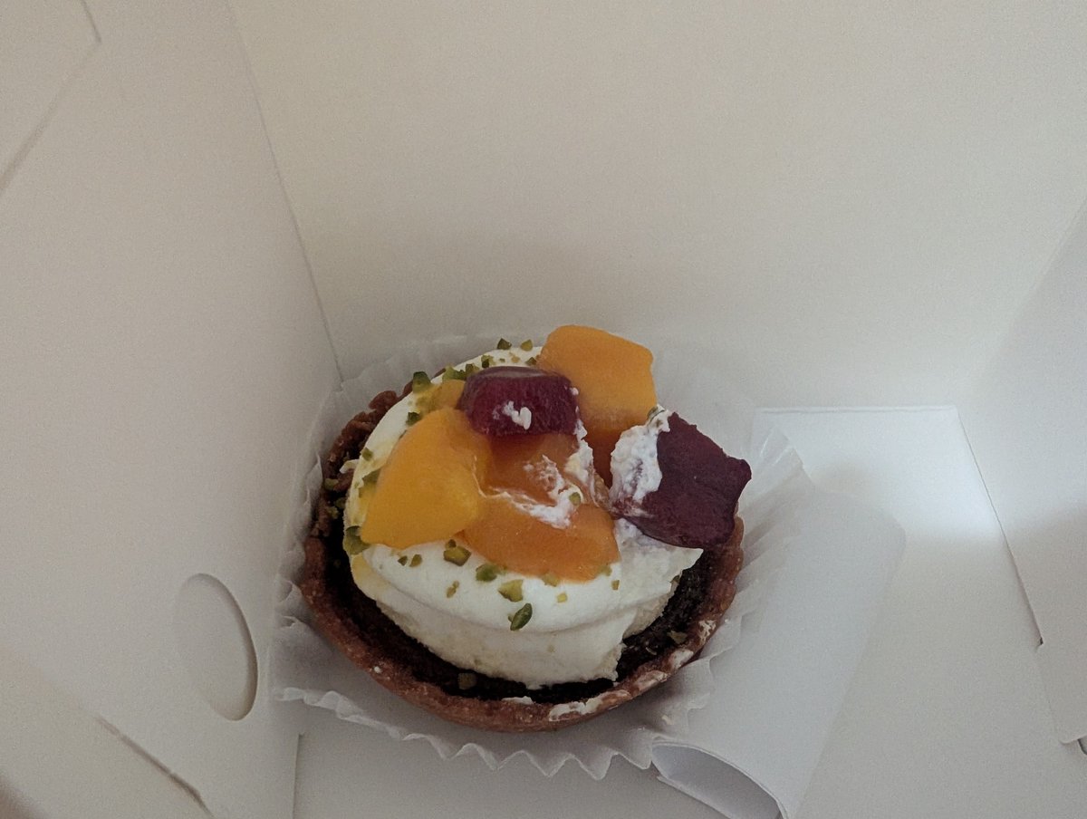 nyarworker's tweet photo. 1日遅れのバースデーケーキ代わりに、近所のタルト屋さんでタルト買ってきた。
うま https://t.co/YEJljlTmHp