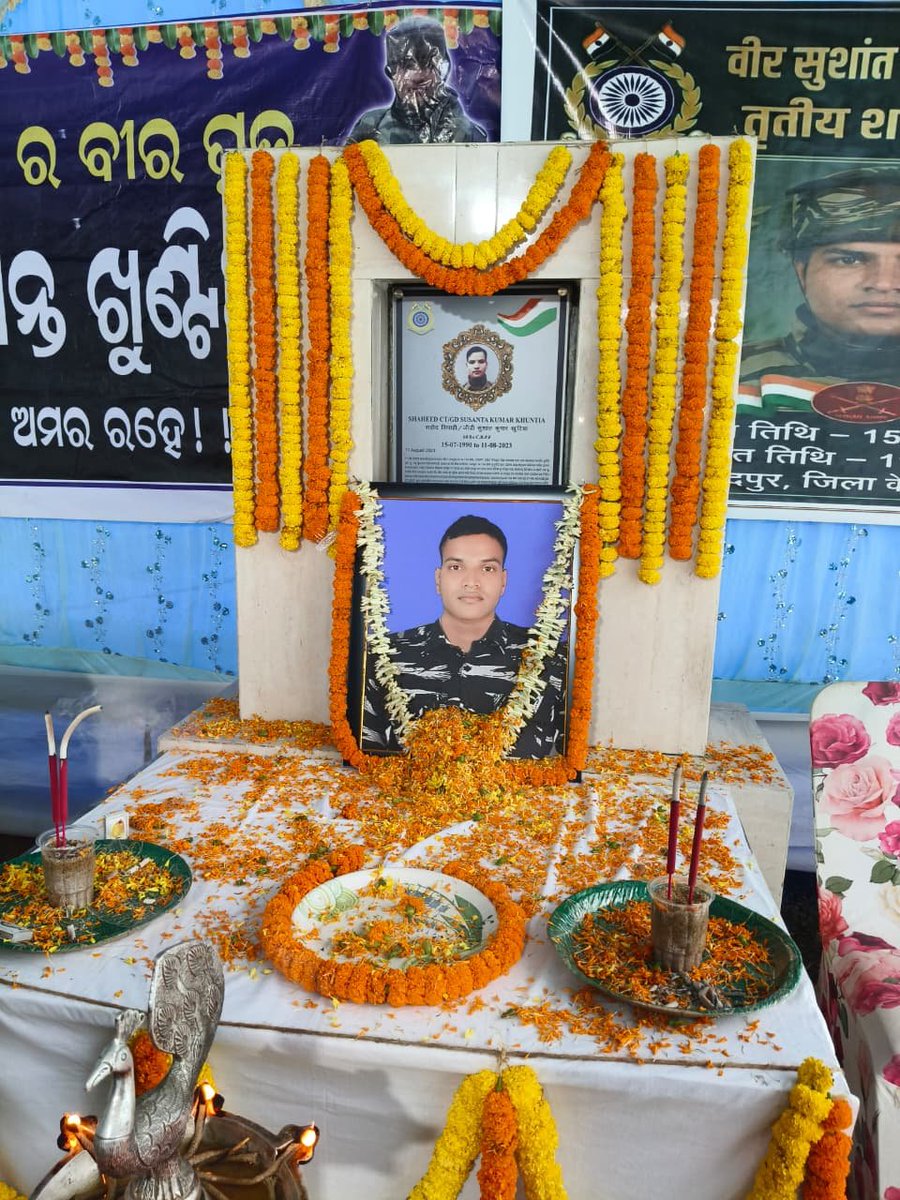 rcwasbp's tweet photo. 🇮🇳 #वीरता को नमन #
आज ग्रुप केंद्र संबलपुर द्वारा क्योंझर जिले के आनंदपुर स्थित अमर शहीद सुशांत कुमार खूंटियां के तृतीय शहादत दिवस पर उनके परिजनों के प्रति कृतज्ञता व्यक्त की गई तथा वीर शहीद को श्रद्धा-सुमन अर्पित कर भावभीनी श्रद्धांजलि दी गई।
@cwacrpf 
@CRPF_Odisha 
@gccrpfsbp https://t.co/DmTRRNZexV